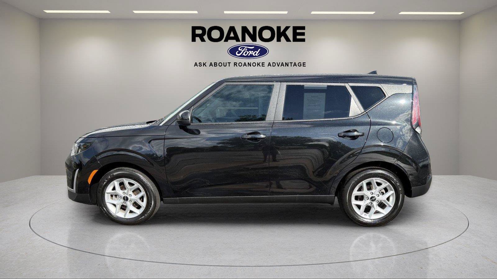 Used 2025 Kia Soul LX FWD image 9