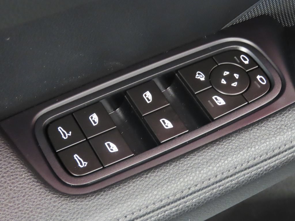 Certified 2025 Porsche Cayenne AWD/4WD image 37