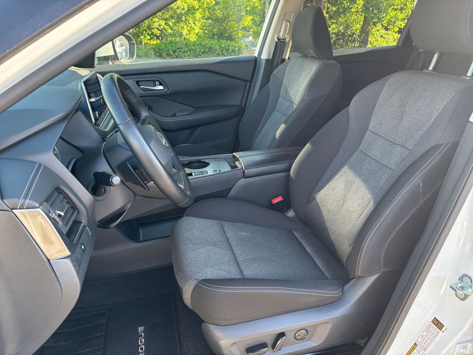 Used 2025 Nissan Rogue SV FWD image 37