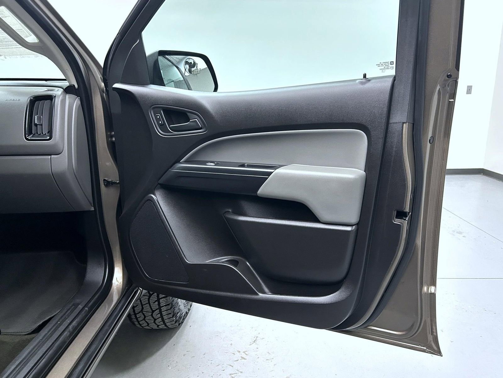 Used 2015 GMC Canyon 2WD Crew Cab w/ Convenience Package image 16