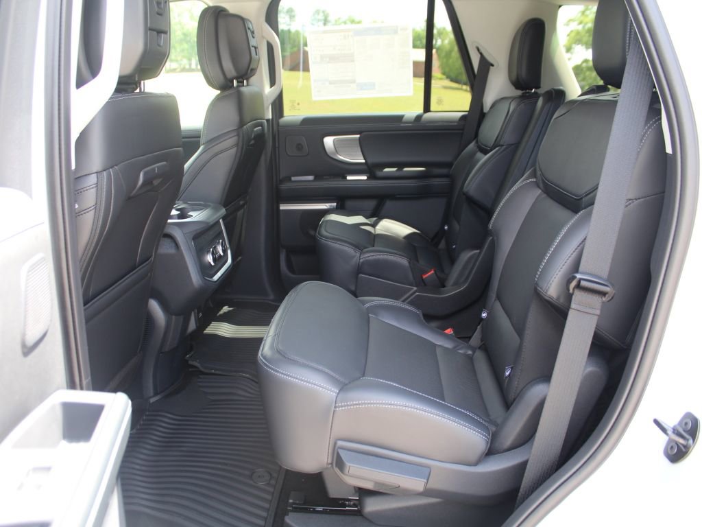 New 2026 Ford Expedition Platinum image 4