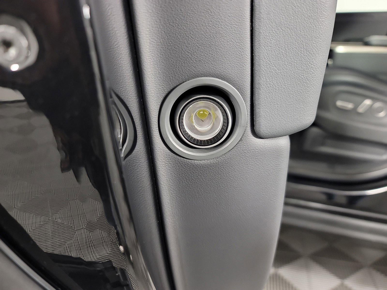 Used 2024 Rivian R1S Adventure image 32