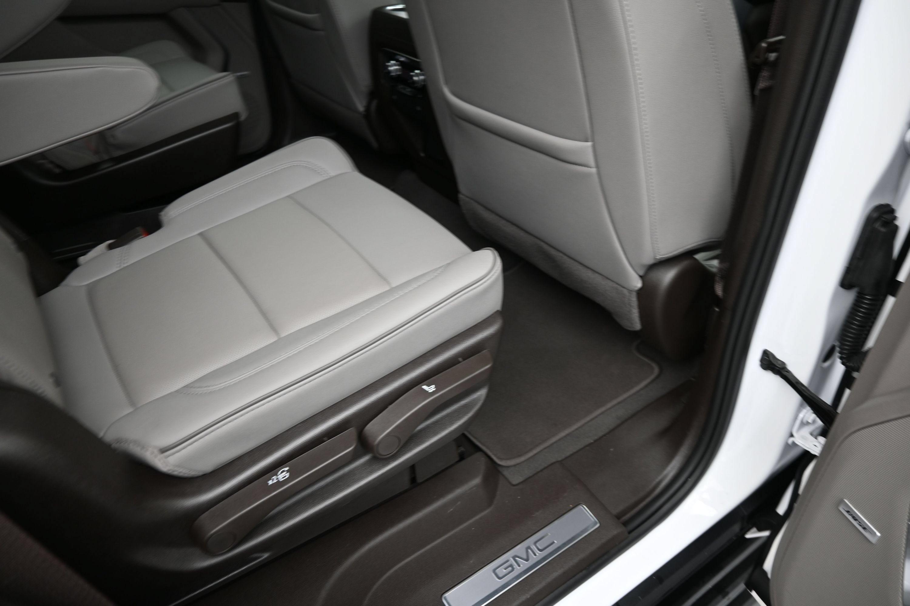 Used 2024 GMC Yukon SLT w/ SLT Luxury Package AWD/4WD image 20