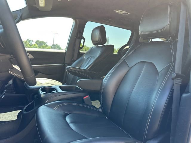 Used 2025 Chrysler Pacifica Select FWD image 9
