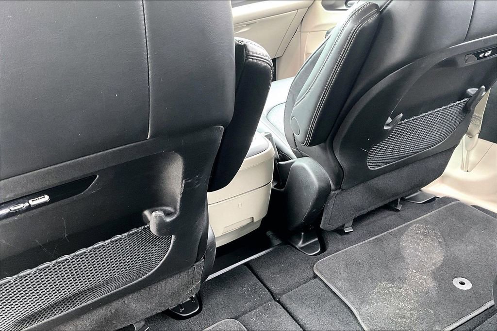 Used 2024 Chrysler Pacifica Touring-L image 10