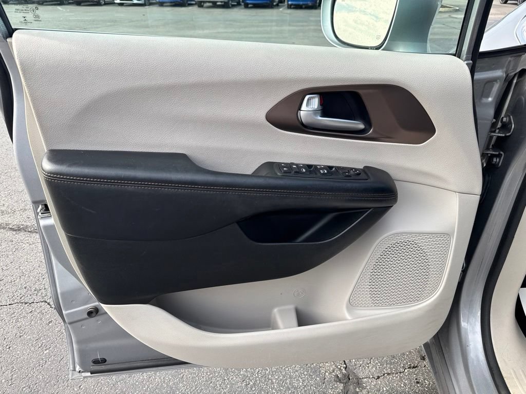 Used 2018 Chrysler Pacifica Touring-L FWD image 28