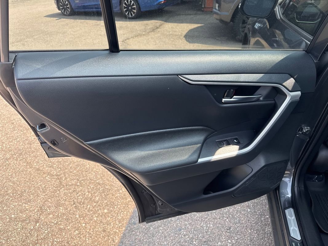 Used 2023 Toyota RAV4 SE image 13