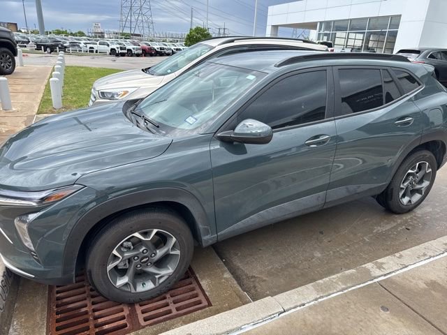 Used 2025 Chevrolet Trax LT image 3