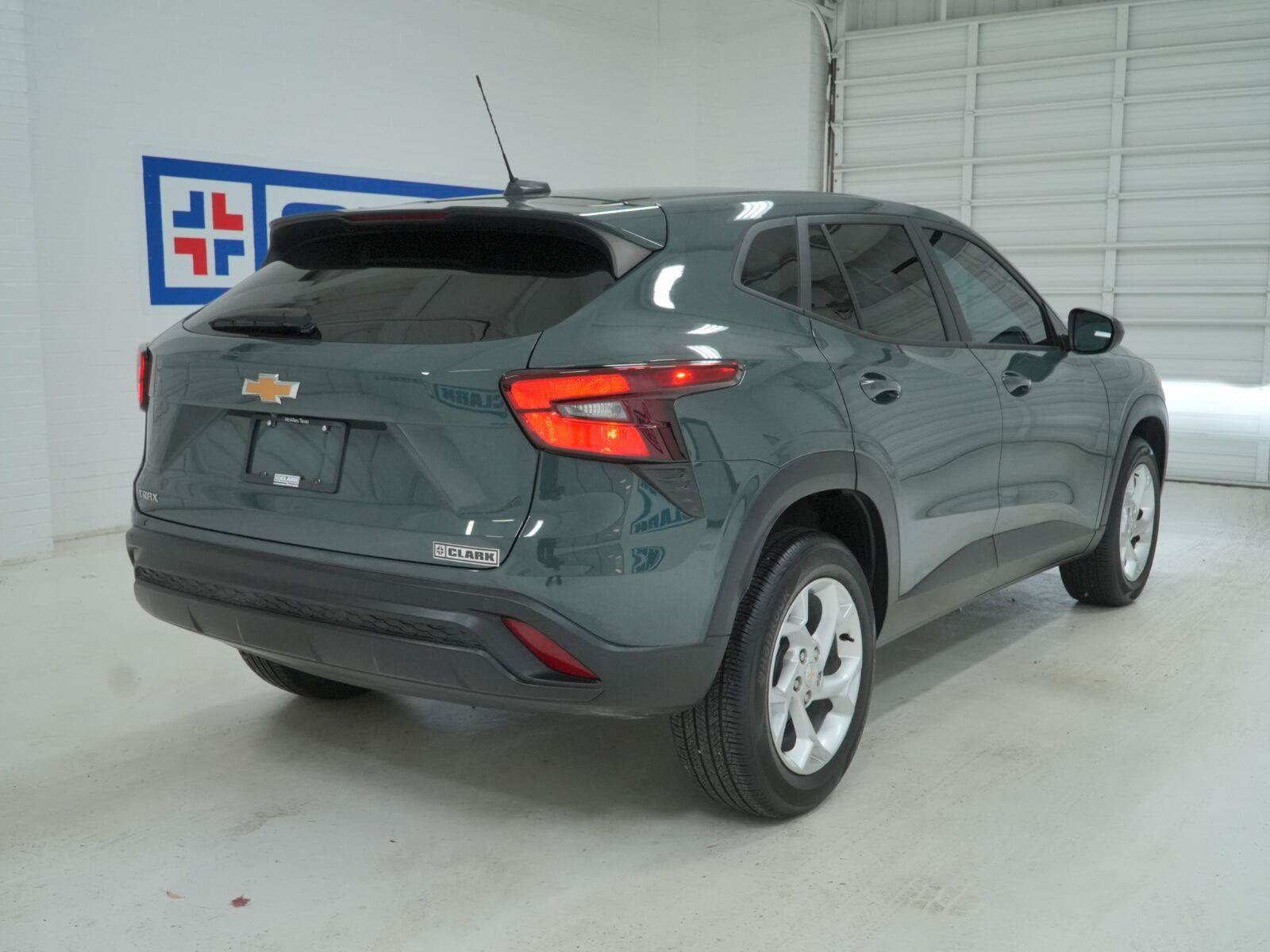 Used 2025 Chevrolet Trax LS w/ LS Convenience Package FWD image 20