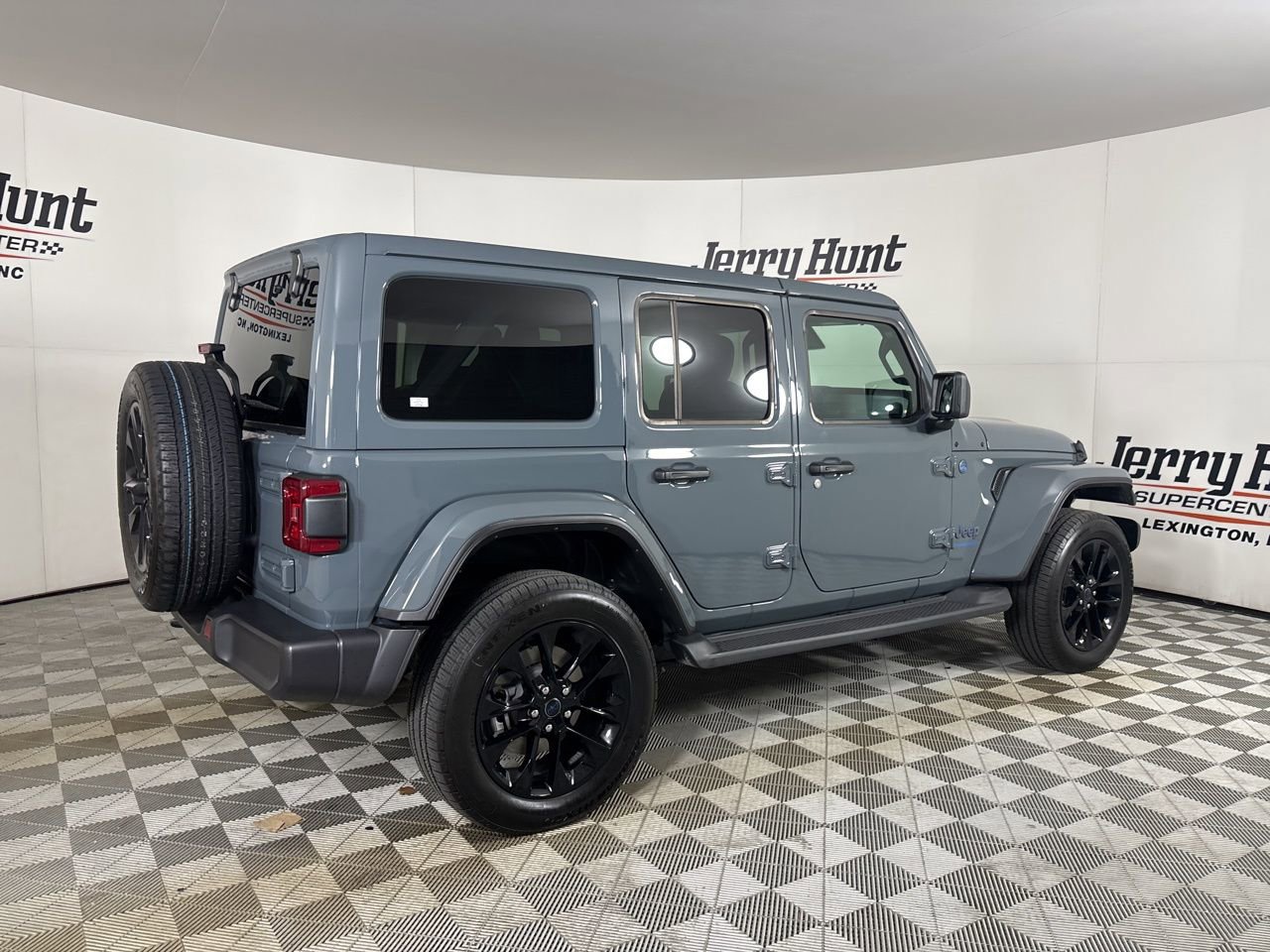 Used 2025 Jeep Wrangler Unlimited Sahara AWD/4WD image 4