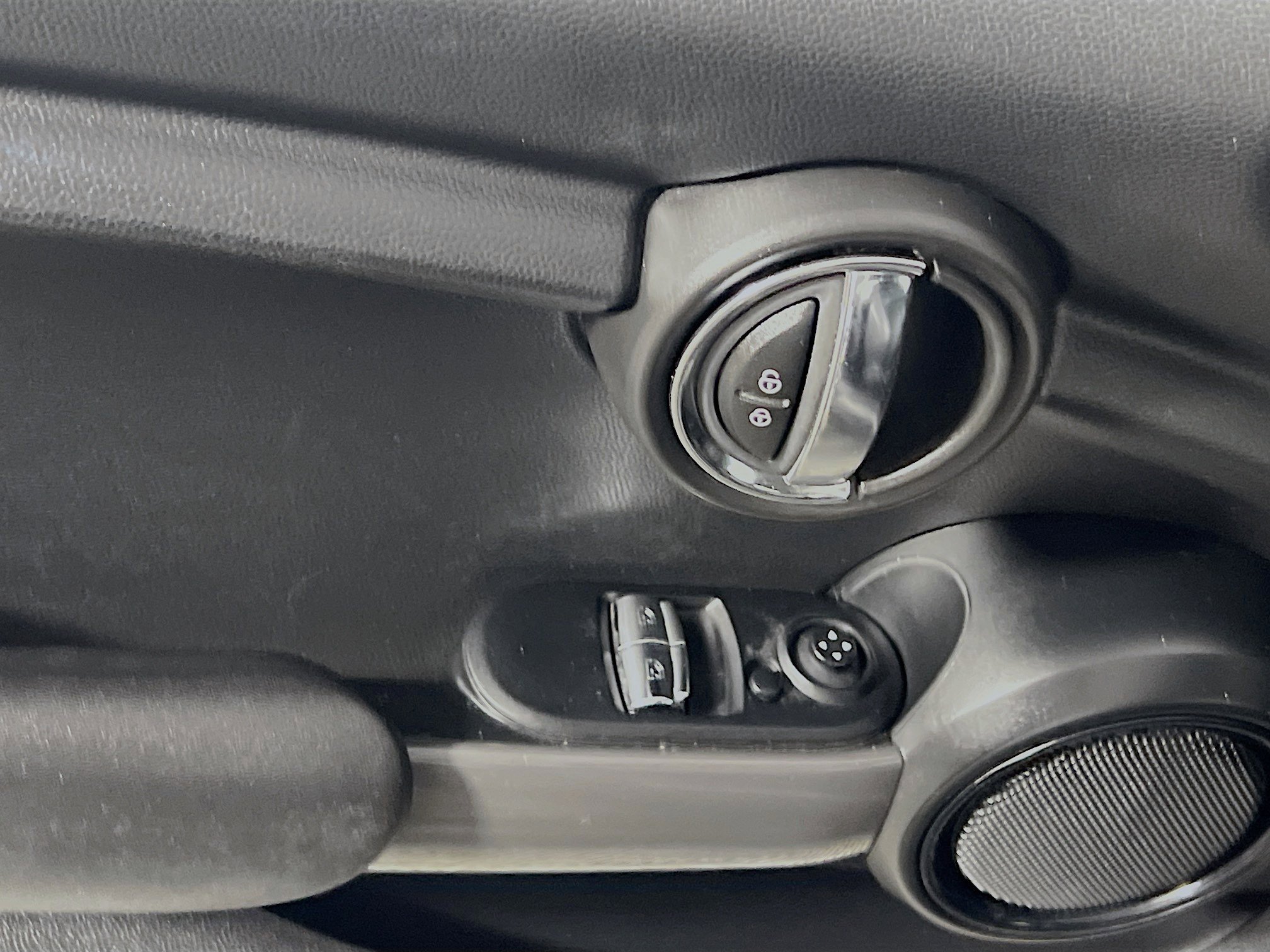 Used 2019 MINI Cooper 2-Door Hardtop FWD image 17