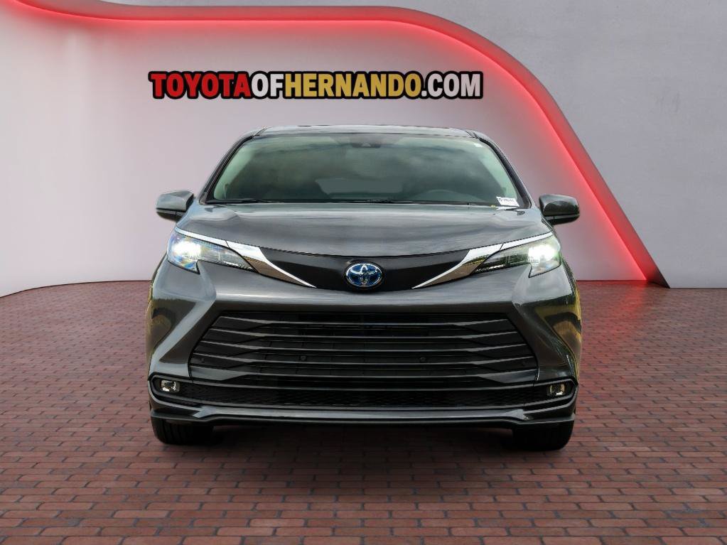 Used 2025 Toyota Sienna XLE w/ XLE Plus Package AWD/4WD image 2