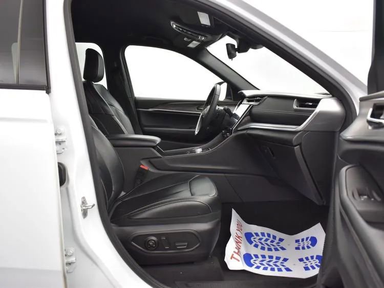 Used 2024 Jeep Grand Cherokee Limited image 17