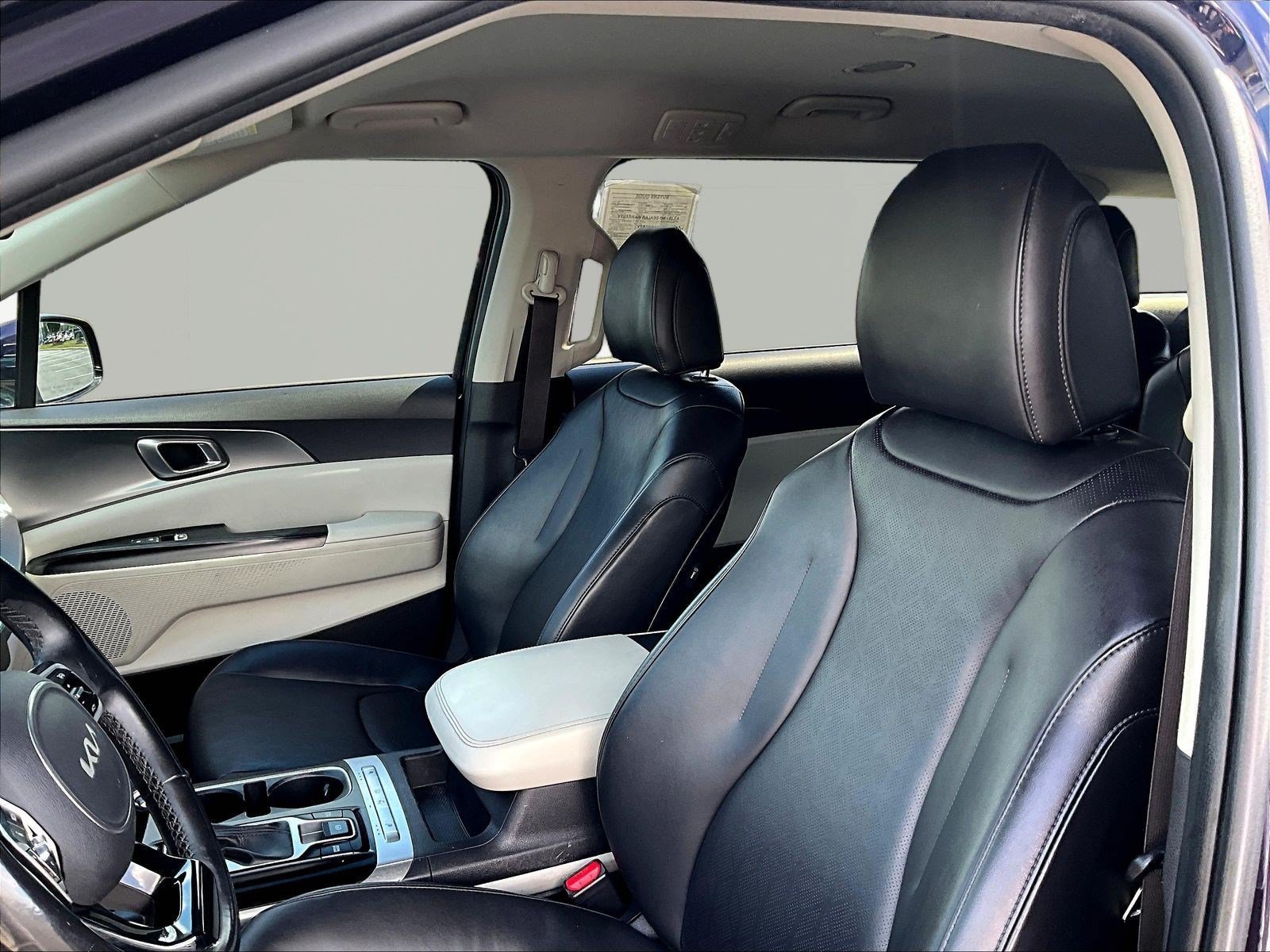 Used 2022 Kia Carnival LX FWD image 21