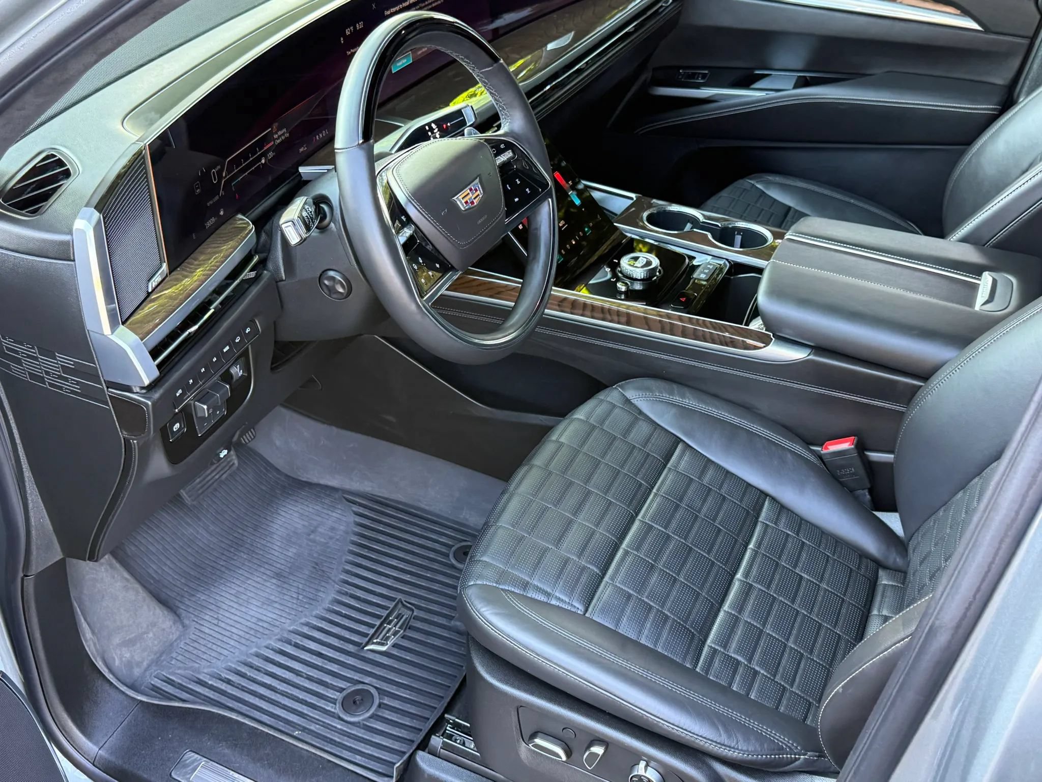 Used 2026 Cadillac Escalade ESV Platinum Sport w/ LPO, ONYX Package AWD/4WD image 13