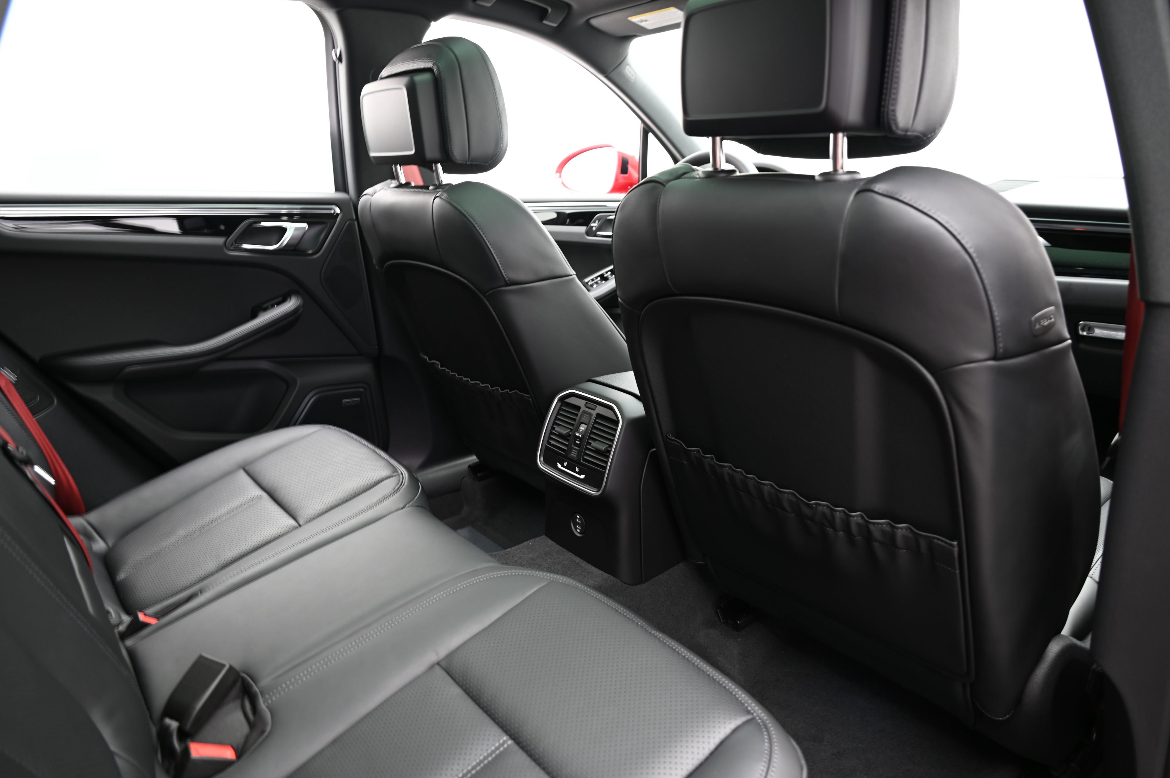 Used 2025 Porsche Macan image 23