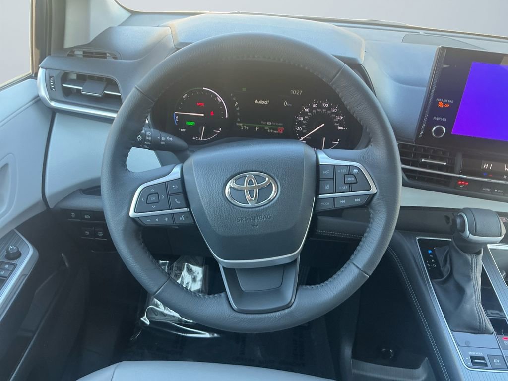 Used 2025 Toyota Sienna XLE image 12