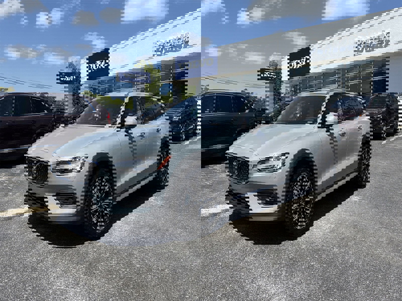 New 2025 Volvo V60 B5 Cross Country Ultra w/ Protection Package Premier