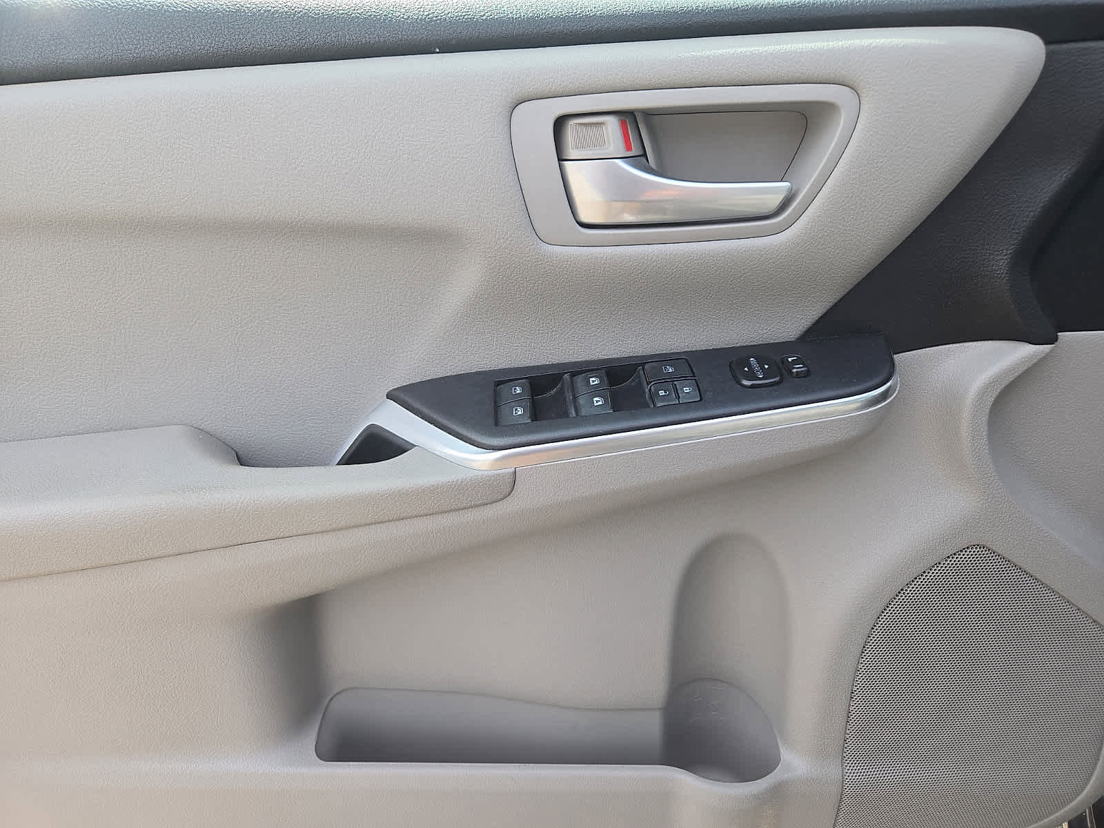 Used 2015 Toyota Camry LE FWD image 15