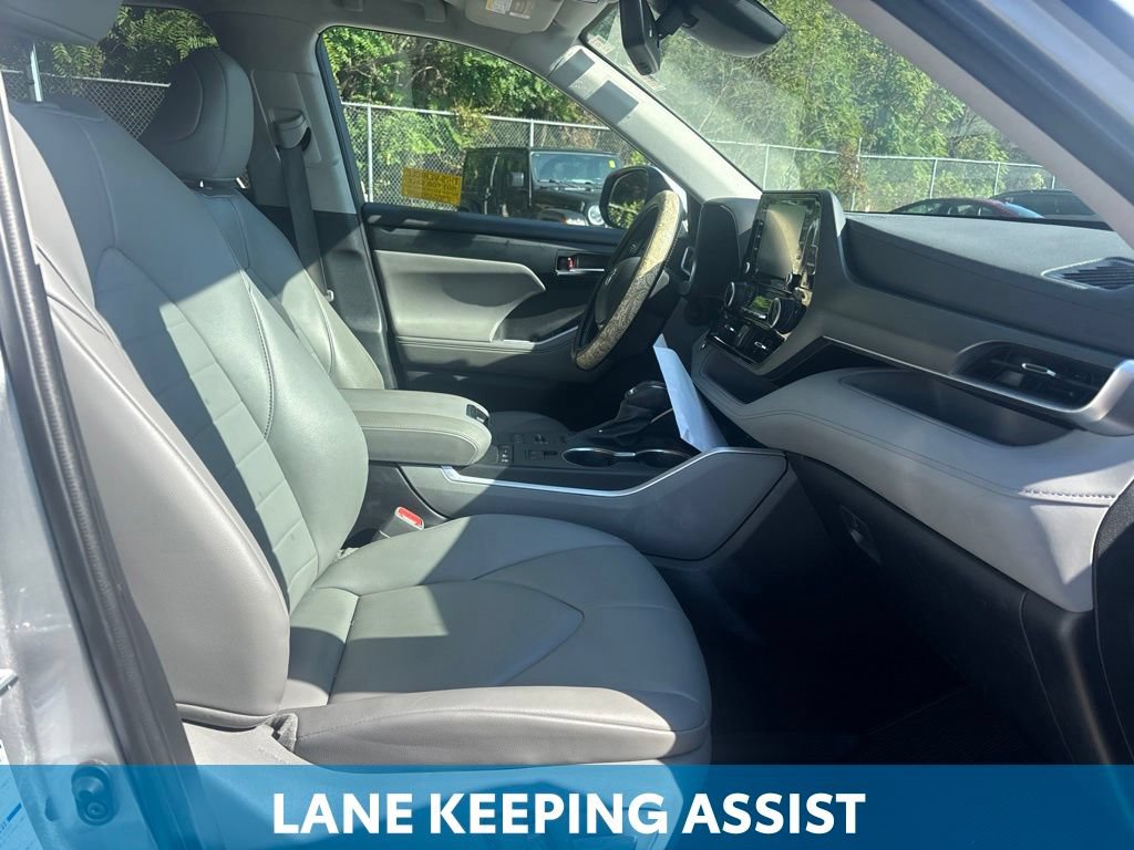 Used 2022 Toyota Highlander XLE AWD/4WD image 15