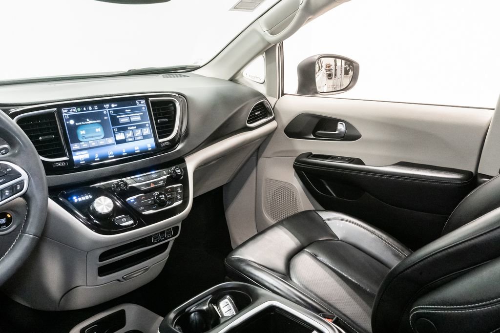 Used 2023 Chrysler Pacifica Touring-L FWD image 11