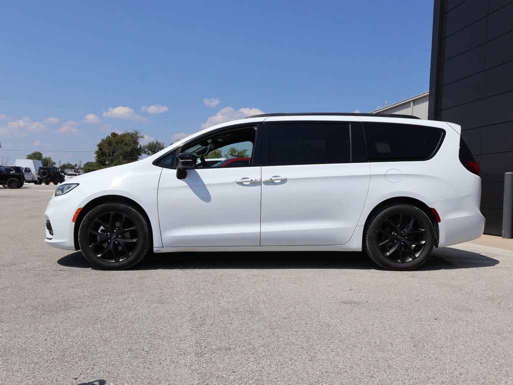 Used 2025 Chrysler Pacifica Limited FWD image 2