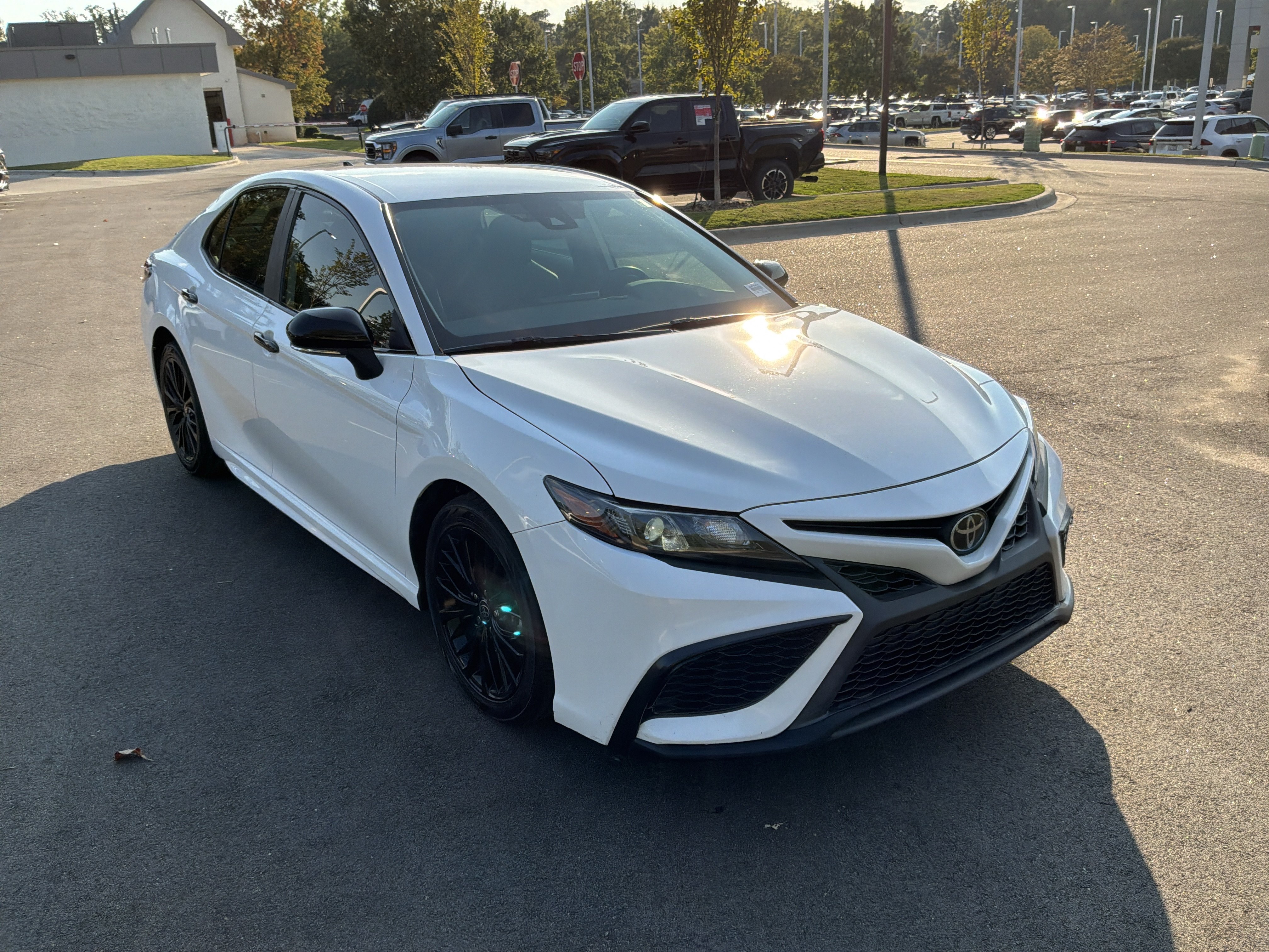 Used 2022 Toyota Camry SE w/ Convenience Package FWD image 13