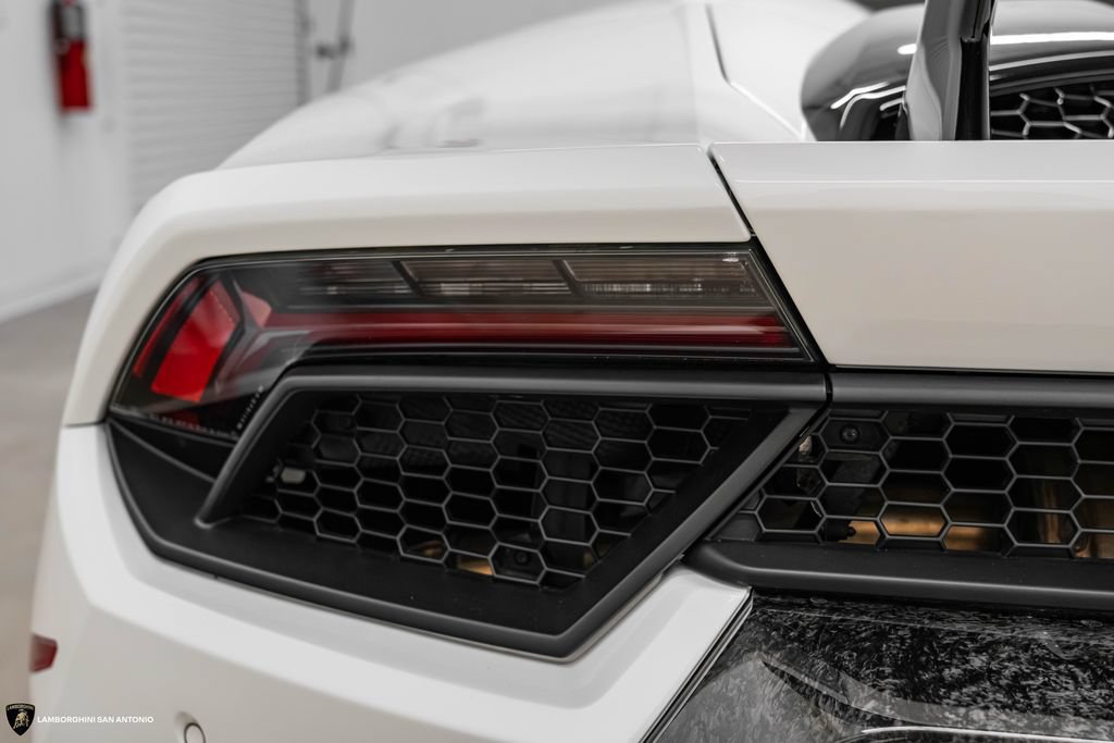 Used 2019 Lamborghini Huracan Performante AWD/4WD image 25