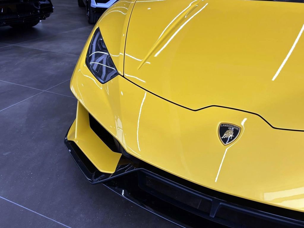 Used 2024 Lamborghini Huracan EVO image 12