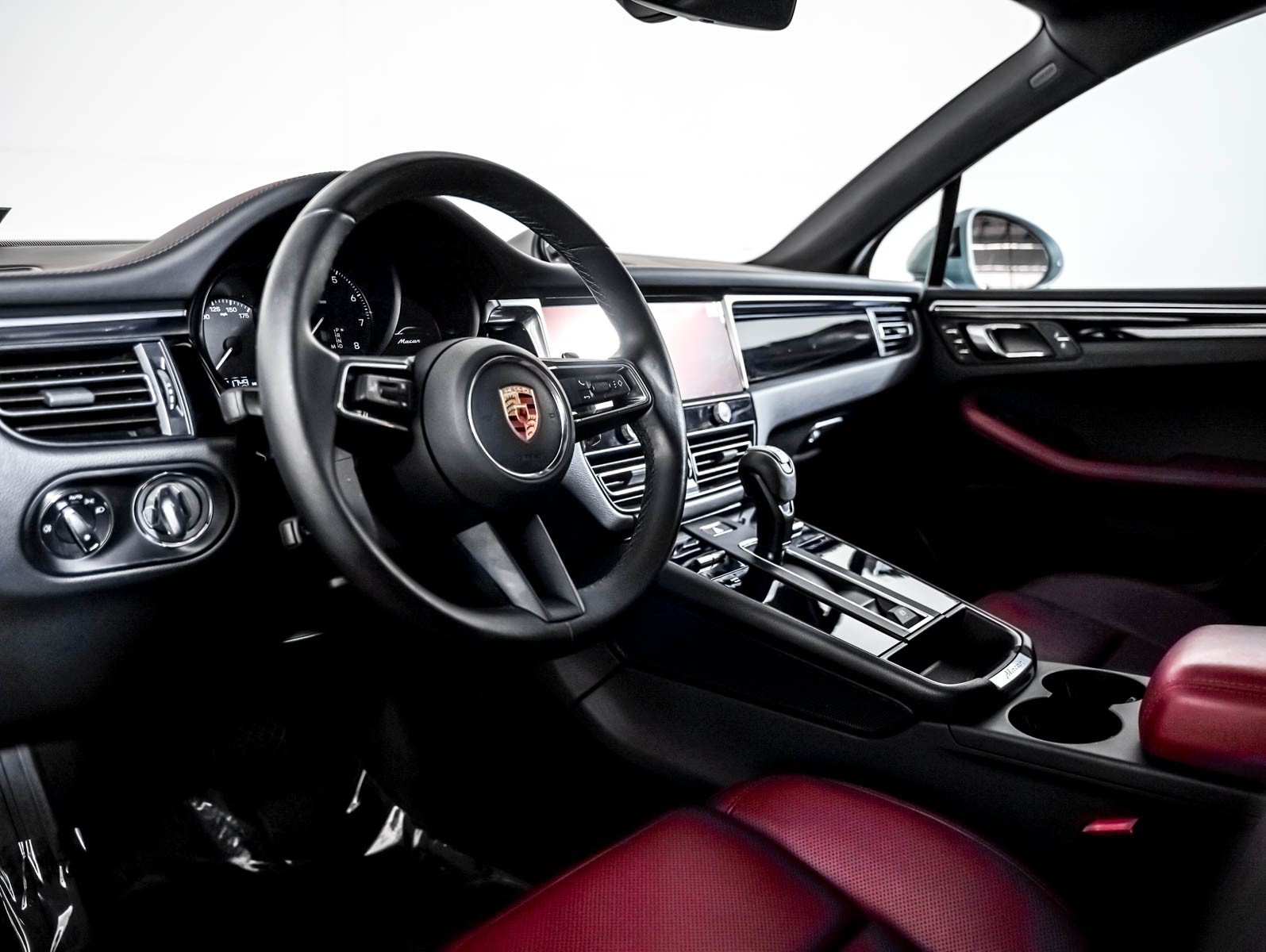 Certified 2023 Porsche Macan AWD/4WD image 4