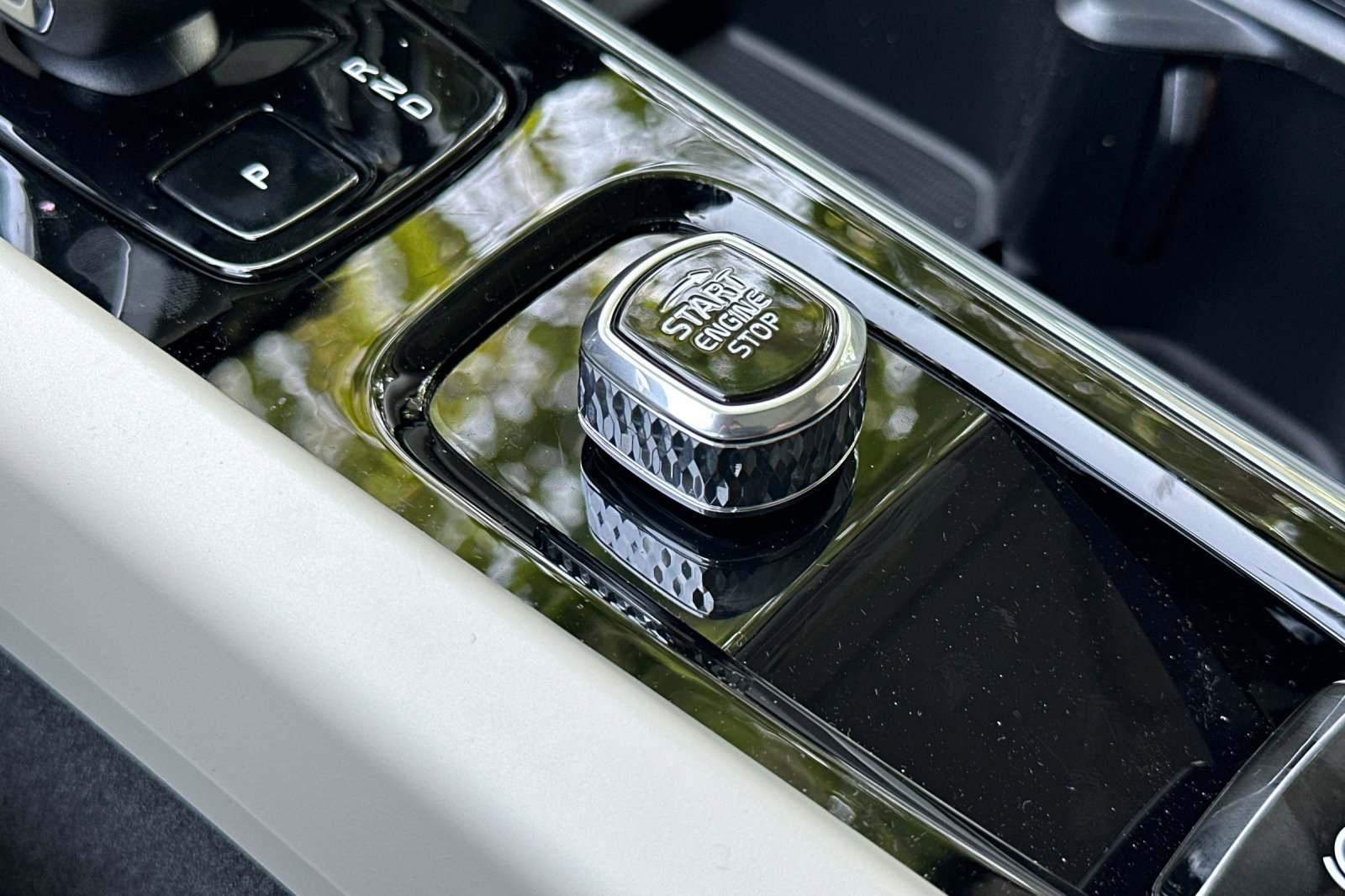 New 2025 Volvo XC60 B5 Plus w/ Climate Package image 19