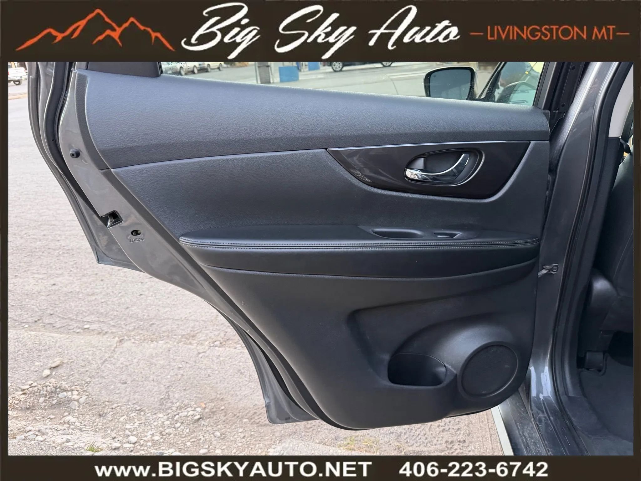 Used 2019 Nissan Rogue SV image 16