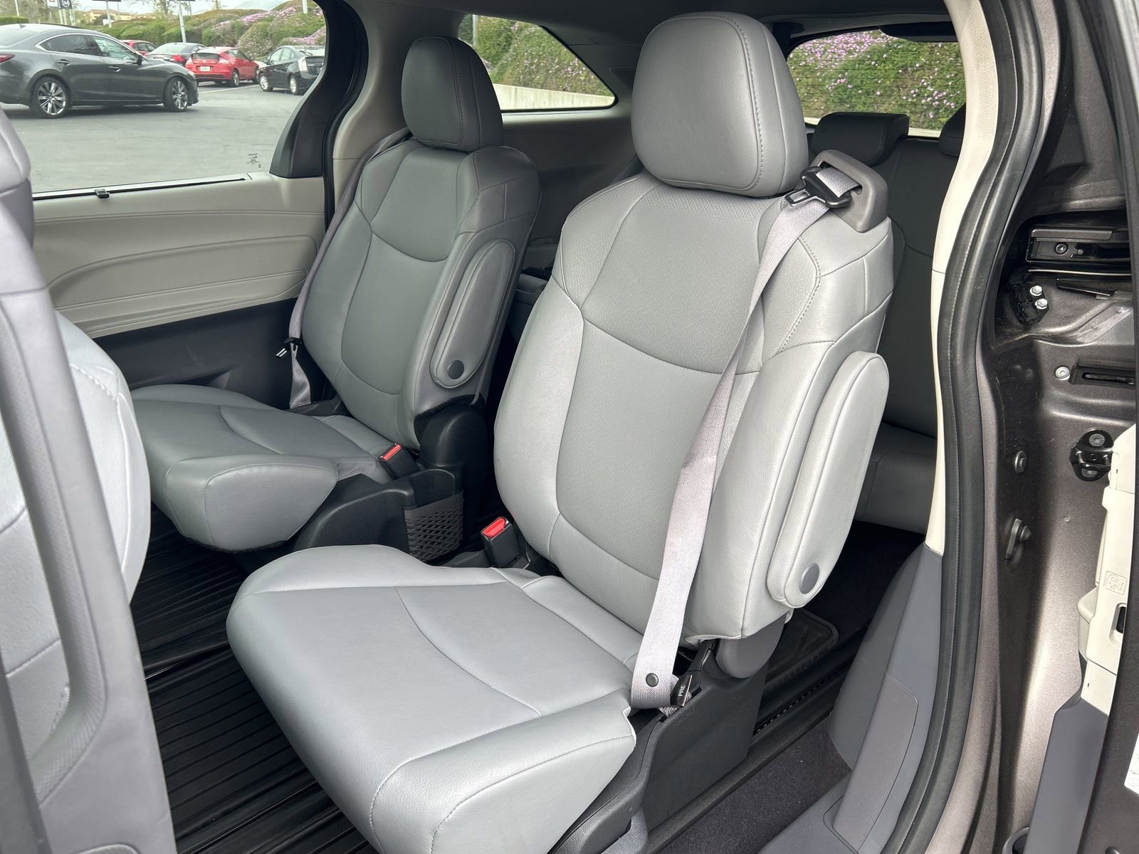 Used 2024 Toyota Sienna XLE w/ XLE Plus Package image 5