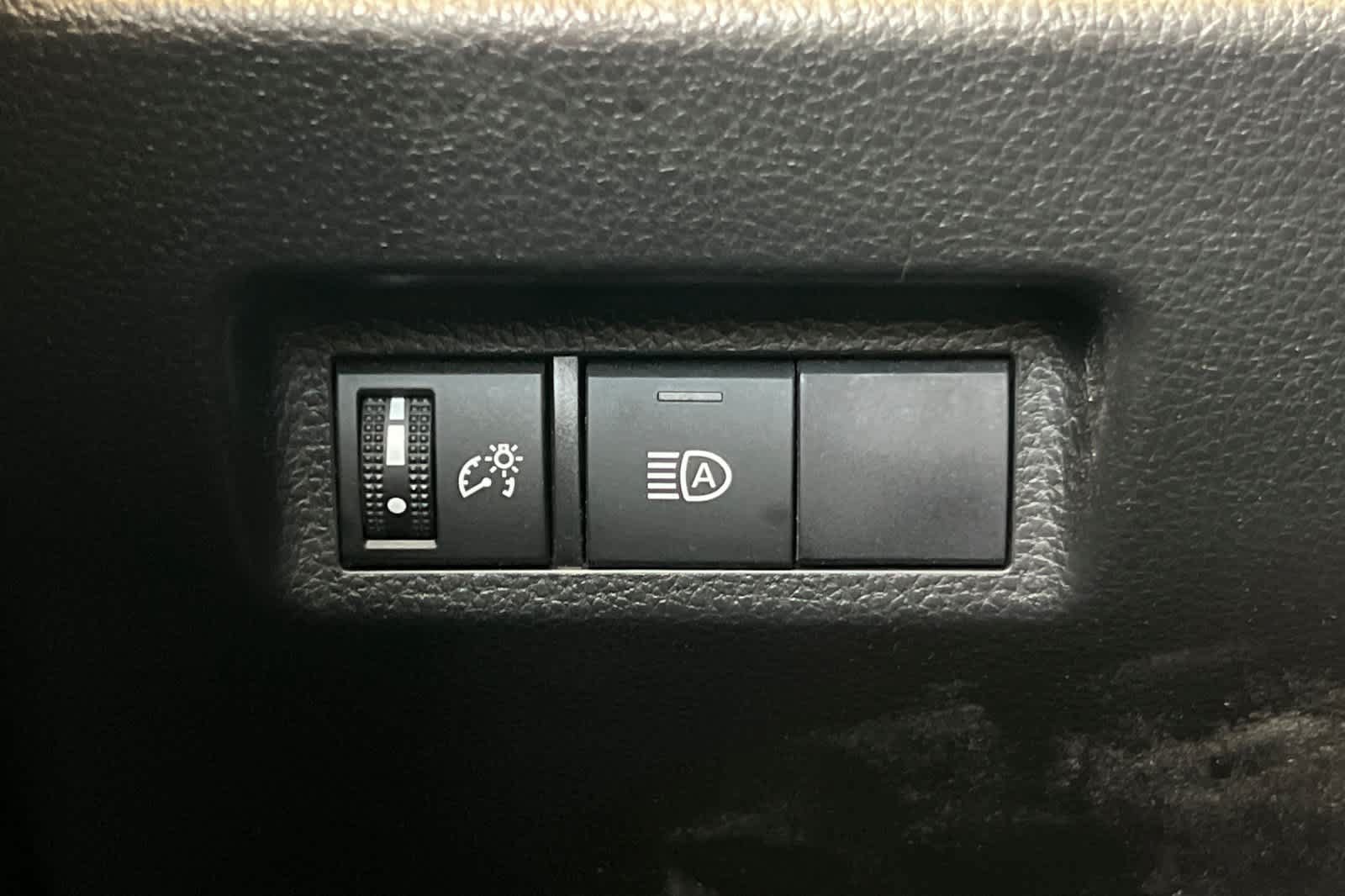 Used 2020 Toyota RAV4 LE AWD/4WD image 29
