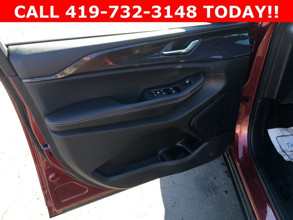 Used 2023 Jeep Grand Cherokee L Laredo AWD/4WD image 5