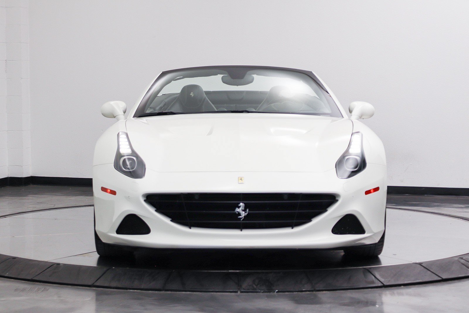 Used 2017 Ferrari California T RWD image 16