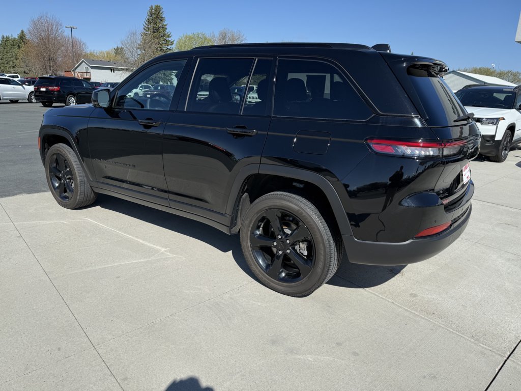 Used 2023 Jeep Grand Cherokee Altitude AWD/4WD image 6