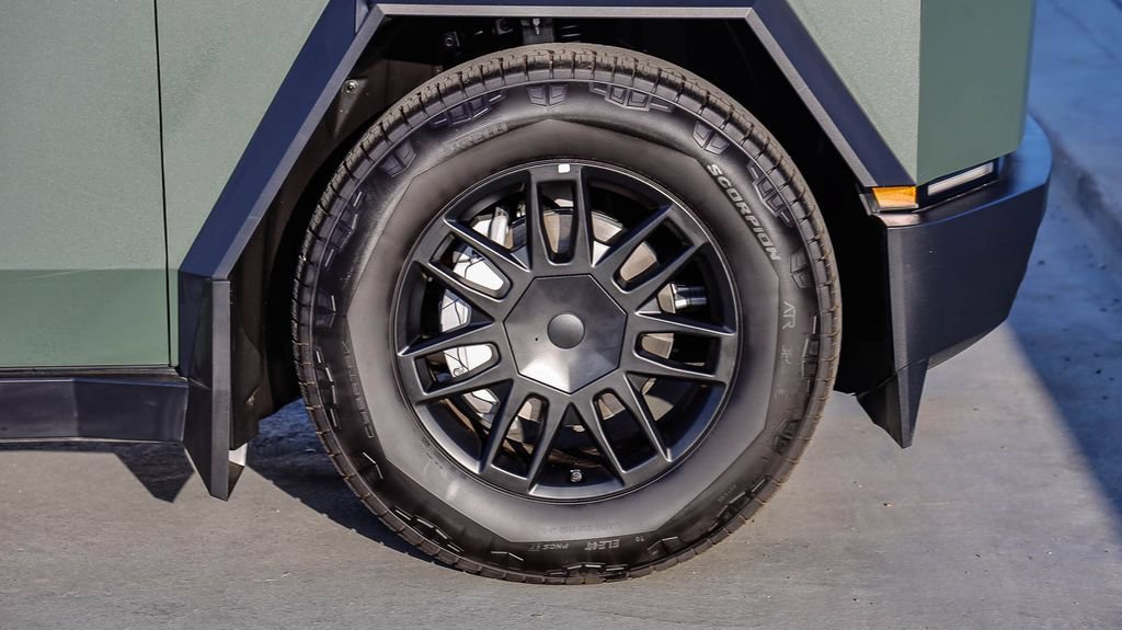 Used 2025 Tesla Cybertruck AWD Crew Cab image 11
