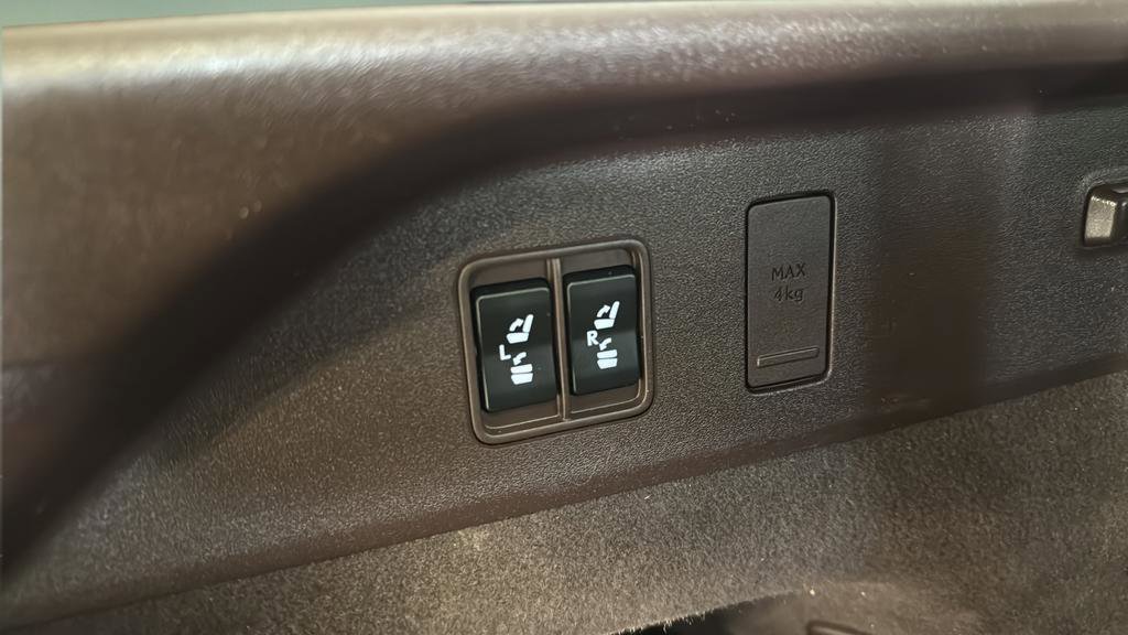 Used 2020 Lexus RX 350L Premium w/ Premium Package image 20