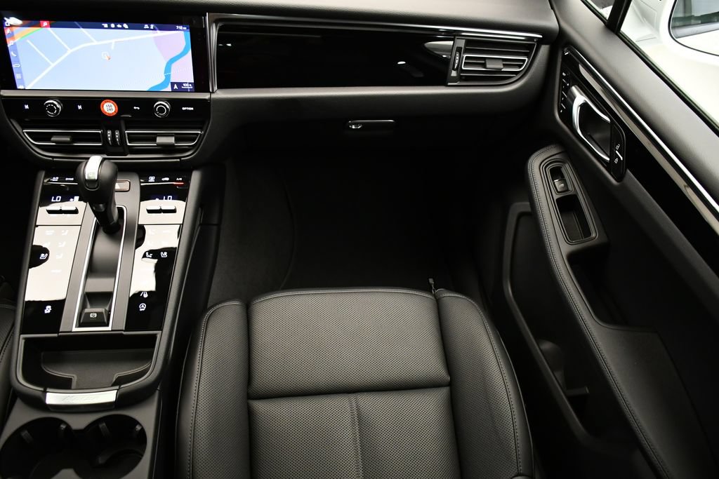 Certified 2026 Porsche Macan Turbo AWD/4WD image 25