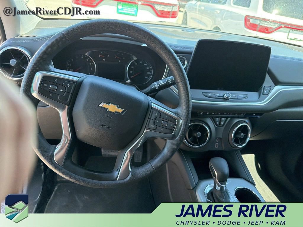 Used 2025 Chevrolet Blazer LT AWD/4WD image 9