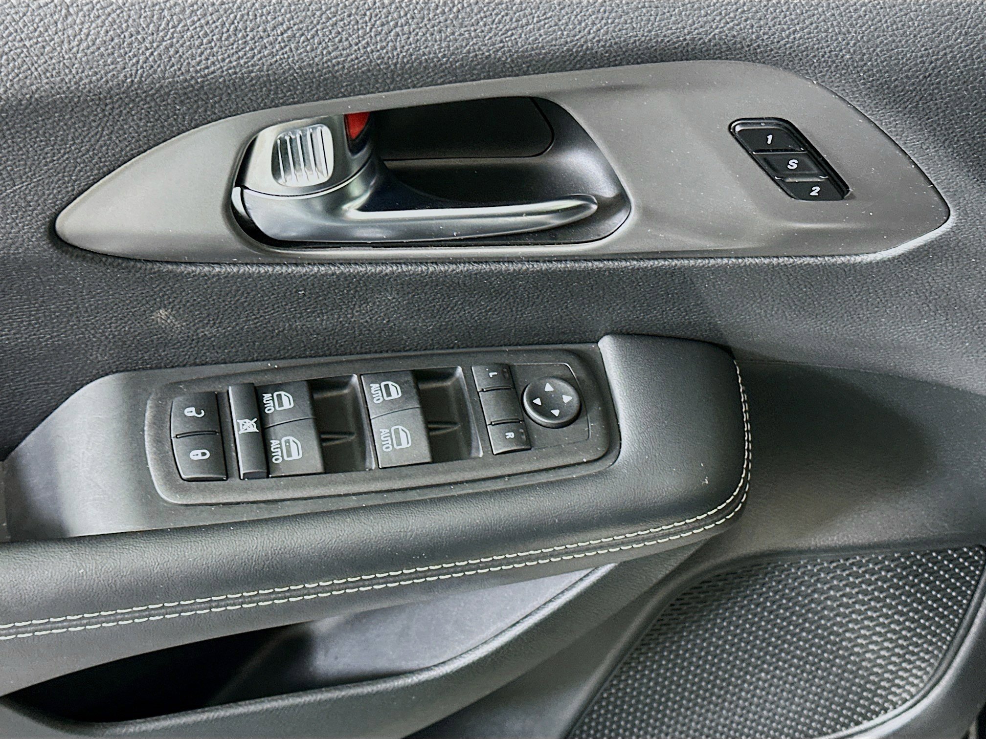 Used 2025 Chrysler Pacifica Select FWD image 15