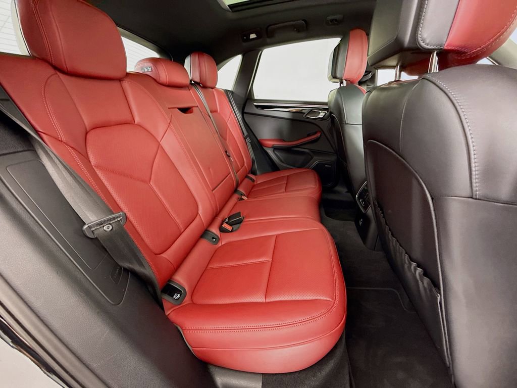 Certified 2025 Porsche Macan AWD/4WD image 30