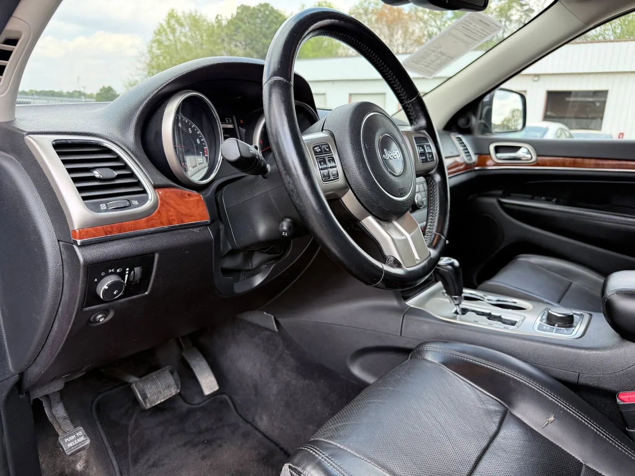 Used 2011 Jeep Grand Cherokee Limited w/ Luxury Group II image 17