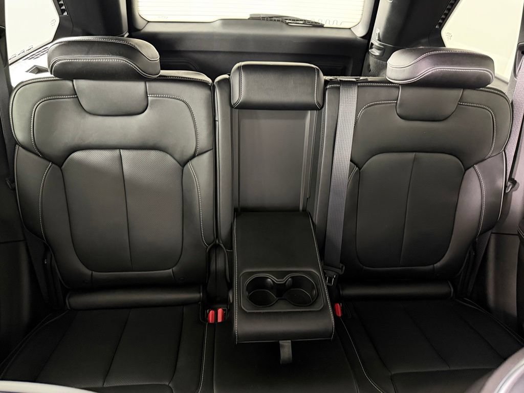 Used 2024 Jeep Grand Cherokee Overland w/ Luxury Tech Group IV AWD/4WD image 23