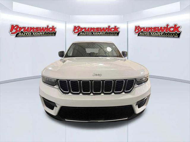 Certified 2023 Jeep Grand Cherokee Laredo w/ Luxury Tech Group I AWD/4WD image 3