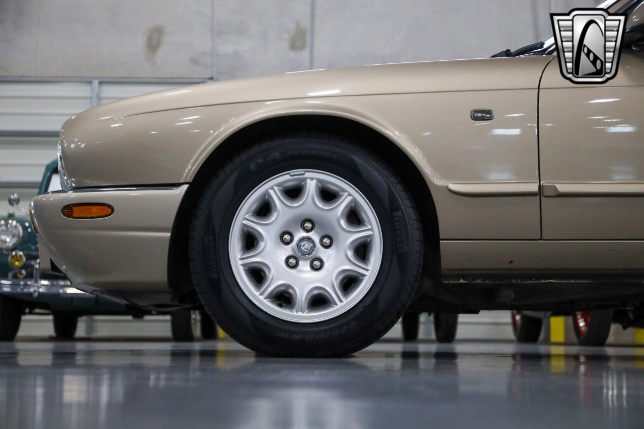 Used 2001 Jaguar XJ8 image 4
