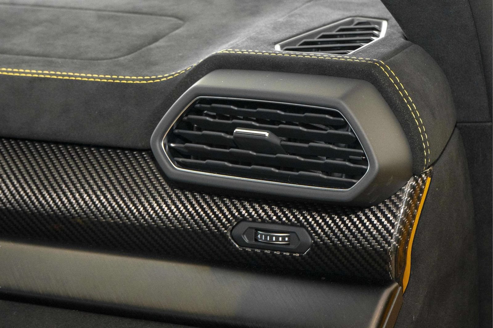Used 2024 Lamborghini Urus Performante AWD/4WD image 50