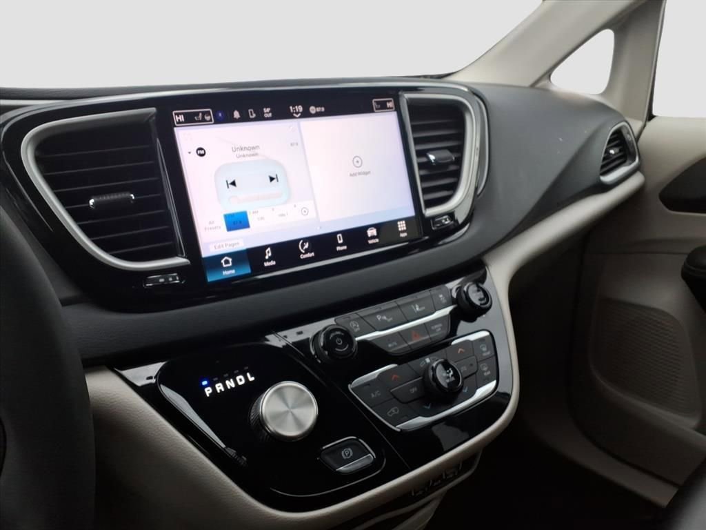 Used 2023 Chrysler Pacifica Touring-L image 26