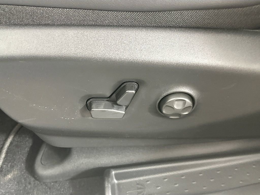 Used 2026 Chrysler Pacifica Select image 12